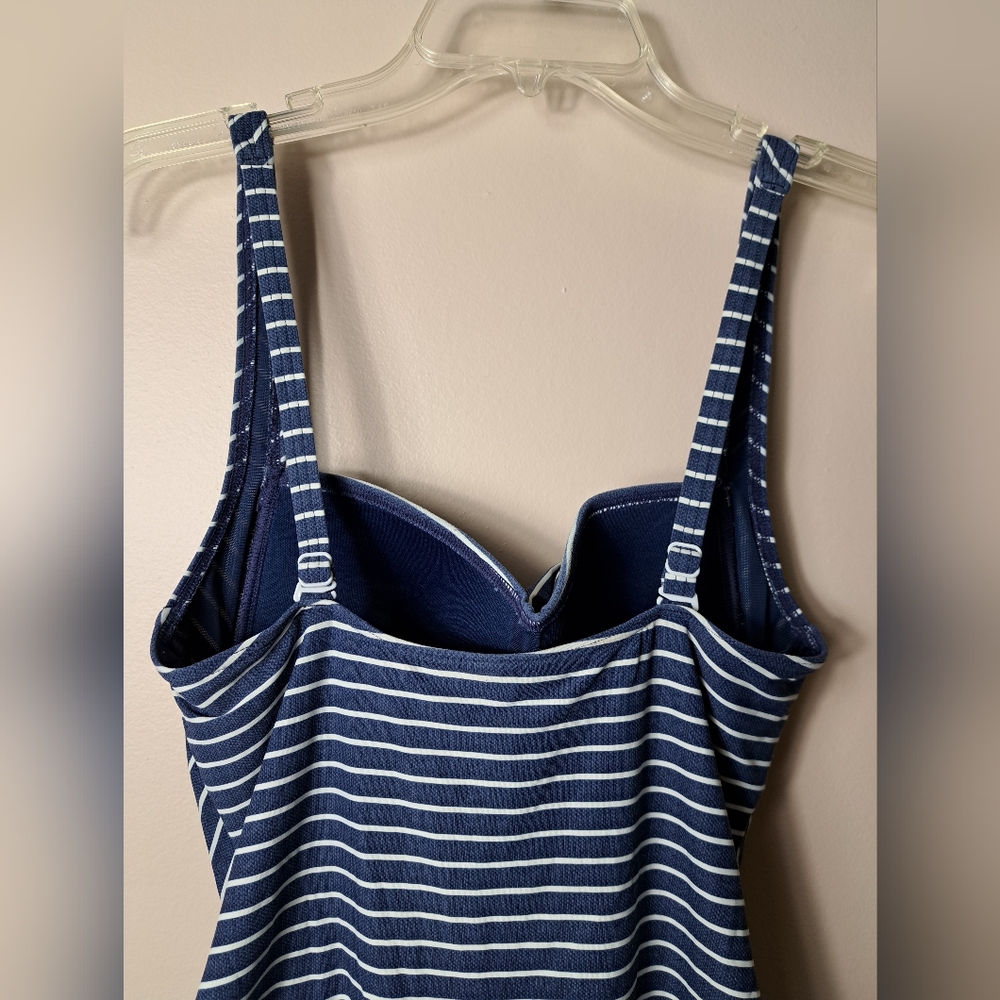 NipTuck Swim Size 8 One Piece Swimsuit Ruched Sides Multifit Bra Cup - Picture 5 of 11